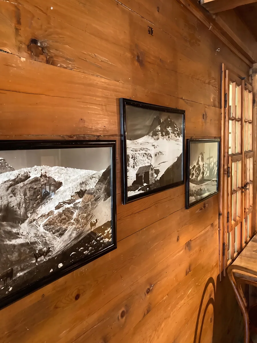 Alte Bergfotografien an der Holzwand