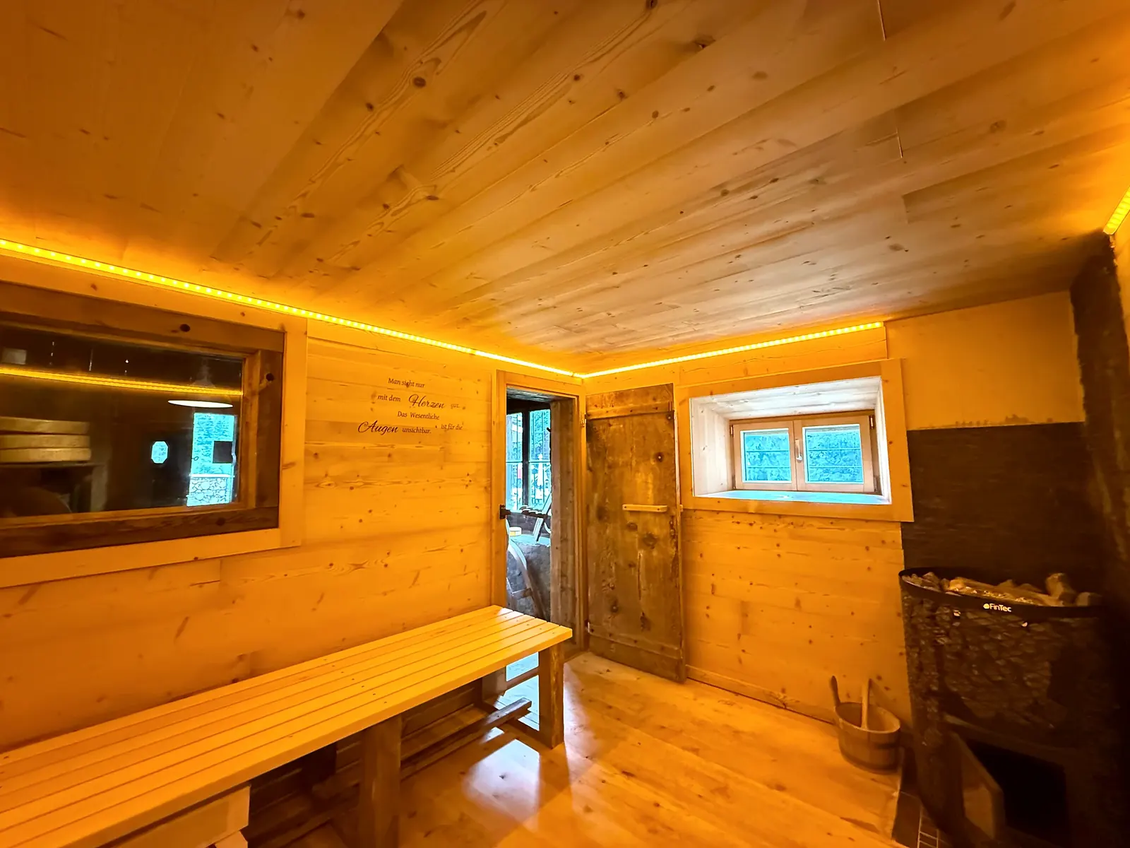 Vorraum der Sauna mit Holzbank und Lichtband