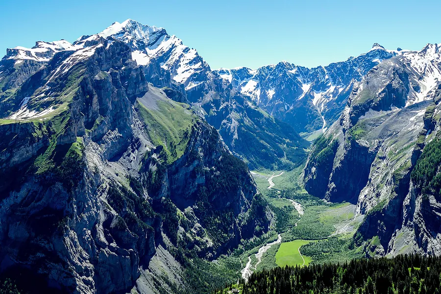 Das Gasterntal von oben, links das Doldenhorn